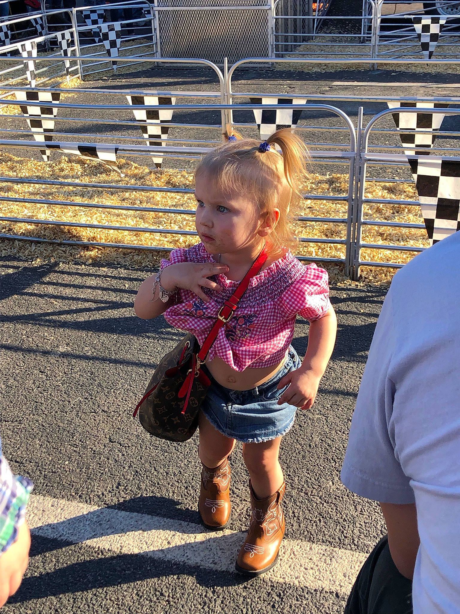 Queen is registered to the contest to win money with this photo: child, cool, eyewear, fence, foot, fun, hairstyle, happy, human_leg, leisure, person, public_space, recreation, sandal, sitting, snapshot, spring, street_fashion, summer, toddler
