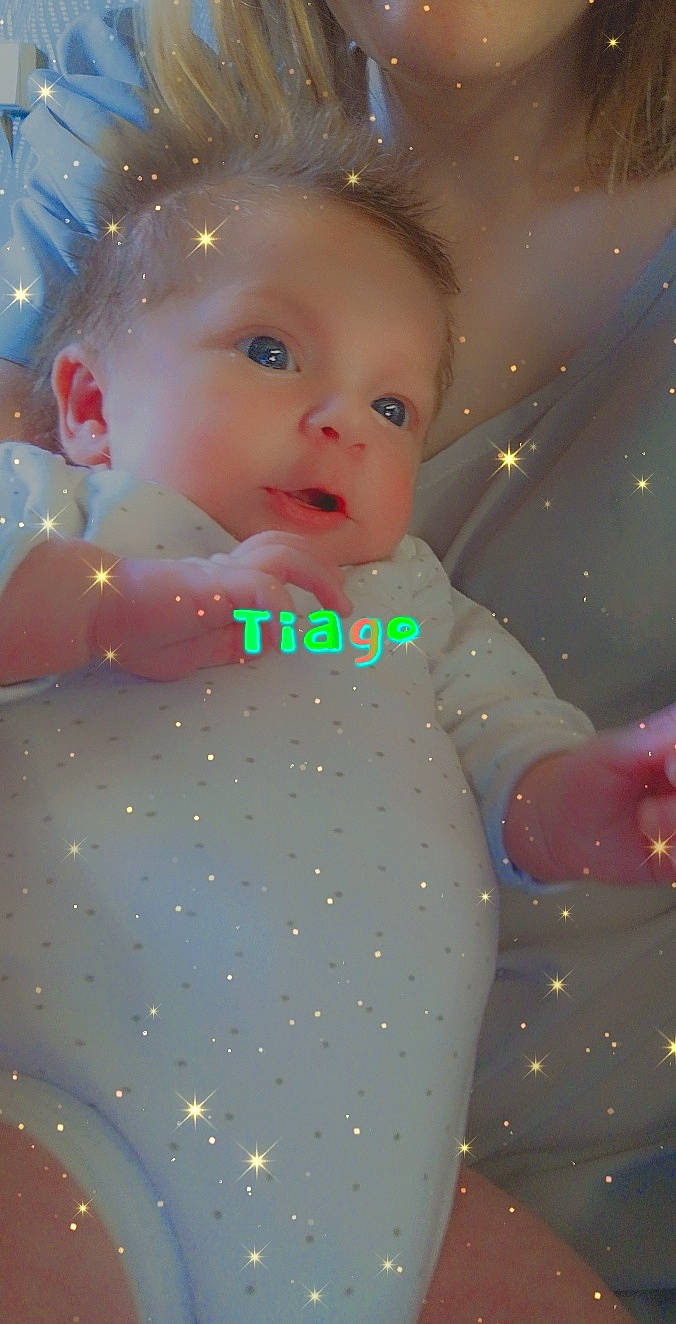 Tiago participe au concours pour gagner de l'argent avec cette photo : baby, baby_toddler_clothing, beauty, cheek, child, christmas, christmas_ornament, face, fun, happy, head, human_body, iris, organ, pattern, person, pink, sleeve, space, standing