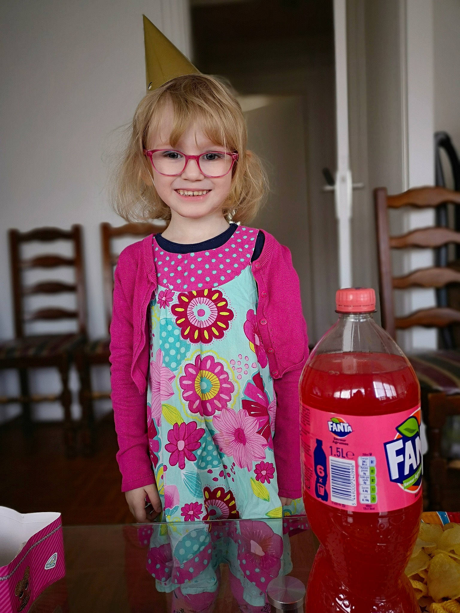 Candice participe au concours pour gagner de l'argent avec cette photo : bottle, carbonated_soft_drinks, child, joy, outerwear, person, pink, plastic_bottle, toddler, water_bottle
