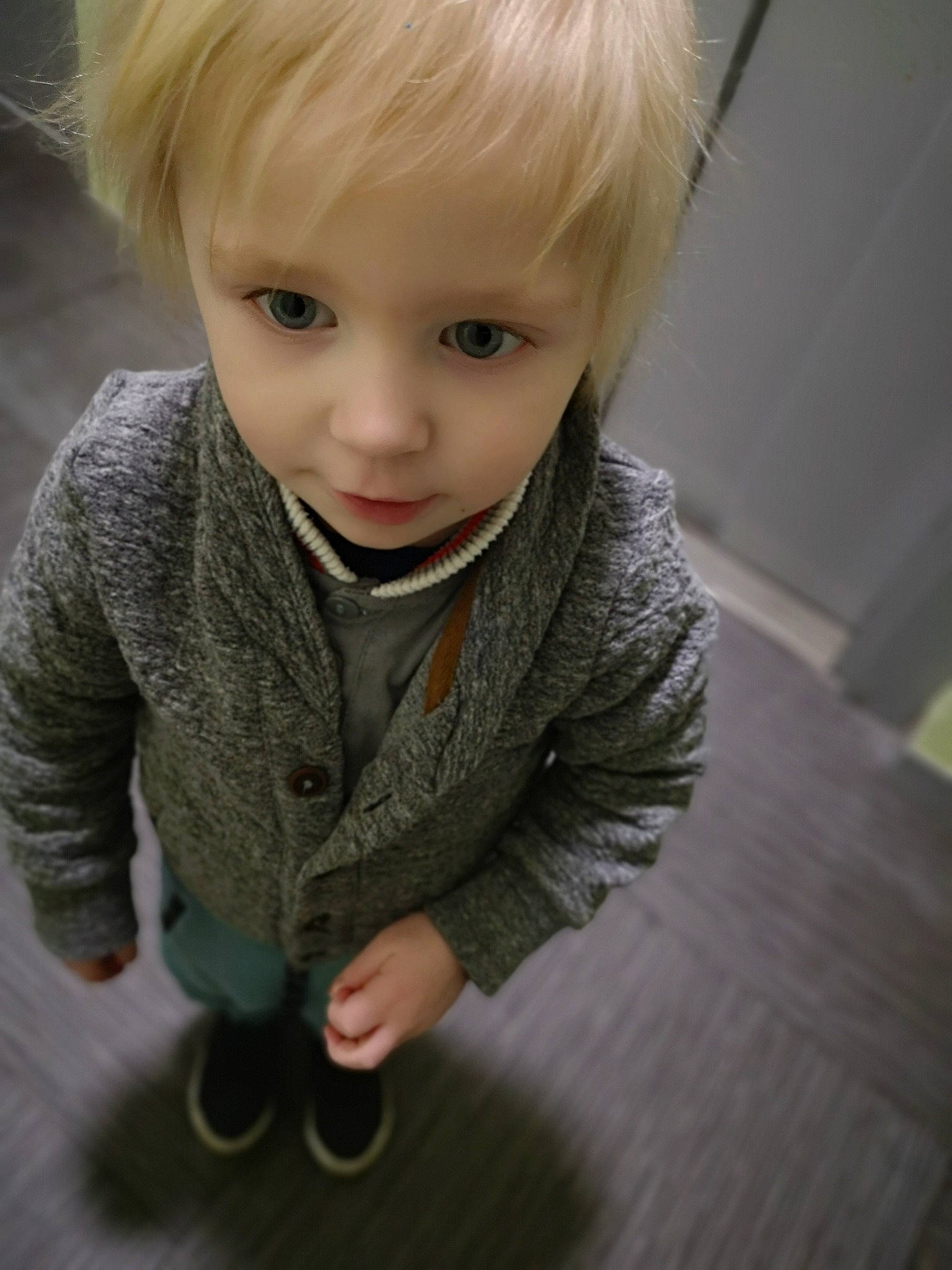 Julio a rejoint le concours — aidez-le/la à gagner de superbes lots ! bangs, blond, bob_cut, cheek, child, chin, cool, eye, face, forehead, hair, hairstyle, head, iris, lip, nose, outerwear, person, skin, smile