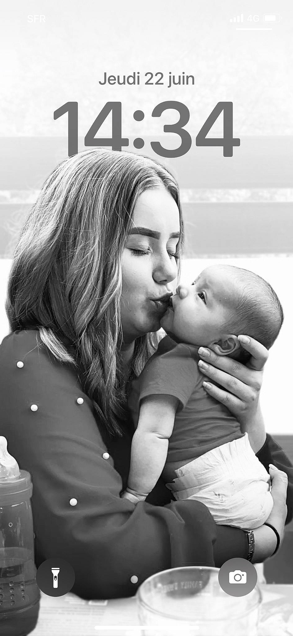 Nahyl a rejoint le concours — aidez-le/la à gagner de superbes lots ! baby, black, black_and_white, child, flash_photography, friendship, fun, gesture, grass, hair, happy, hug, interaction, kiss, monochrome, monochrome_photography, people_in_nature, person, romance, style