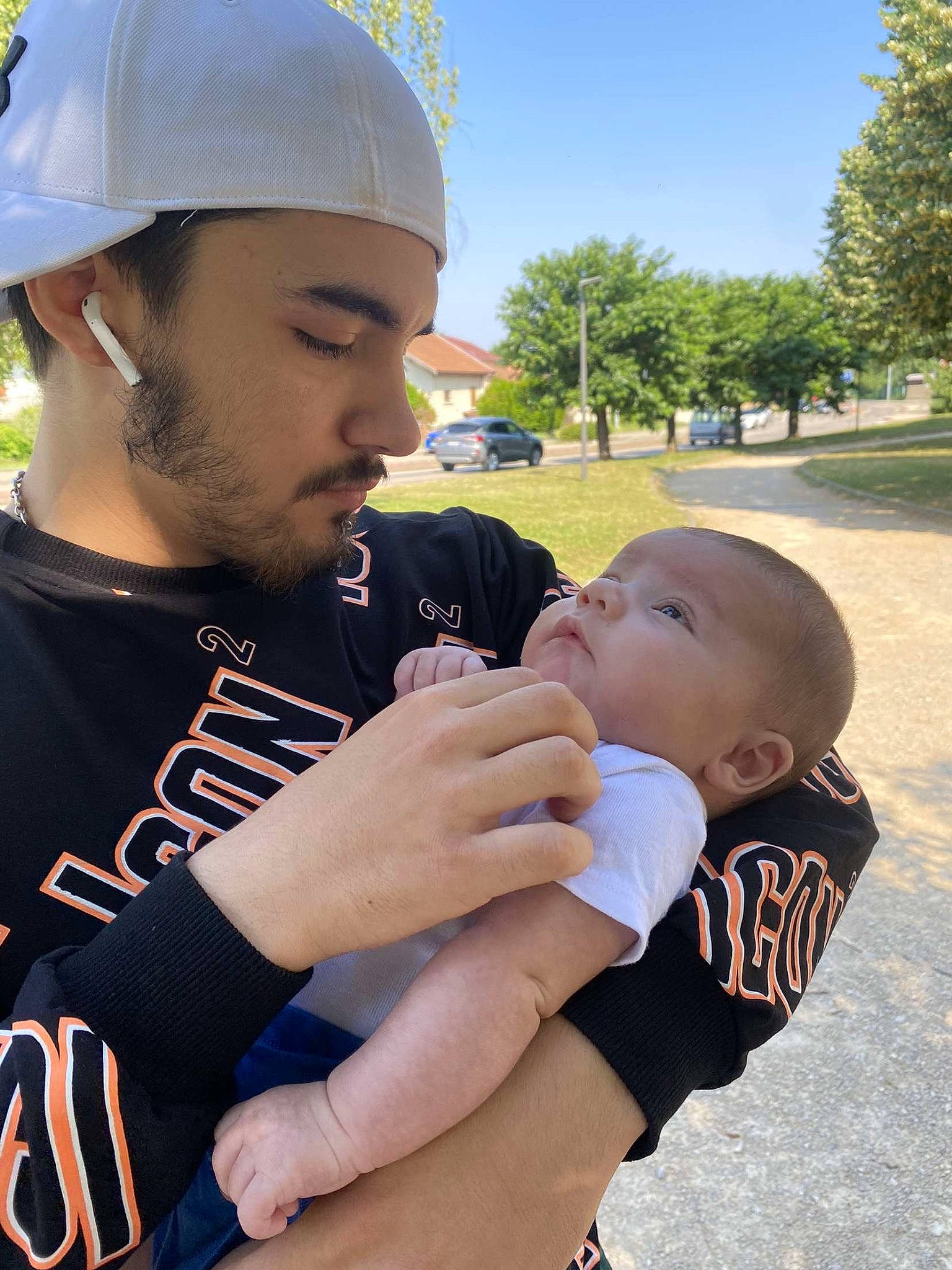 Nahyl a rejoint le concours — aidez-le/la à gagner de superbes lots ! baby, baby_toddler_clothing, baseball_cap, cap, child, cool, finger, fun, gesture, grass, happy, hard_hat, headwear, helmet, leisure, person, recreation, sky, t_shirt, thumb