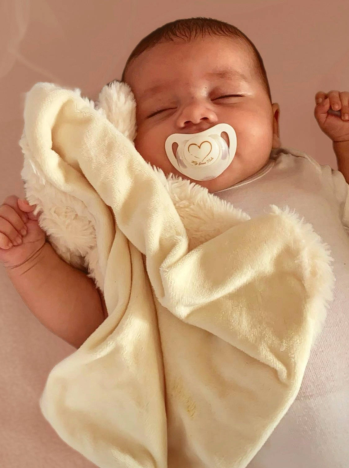 Nahyl participe au concours pour gagner de l'argent avec cette photo : baby, baby_sleeping, baby_toddler_clothing, cheek, child, collar, comfort, eyelash, finger, gesture, happy, linens, lip, nose, person, skin, sleeve, smile, textile, thumb