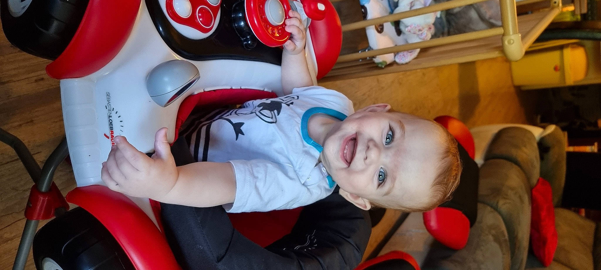 Chris a rejoint le concours — aidez-le/la à gagner de superbes lots ! aluminum_can, auto_part, automotive_wheel_system, baby, carmine, child, eye, fun, happy, hat, joy, leg, mouth, musical_instrument, person, product, red, smile, sports_gear, thigh