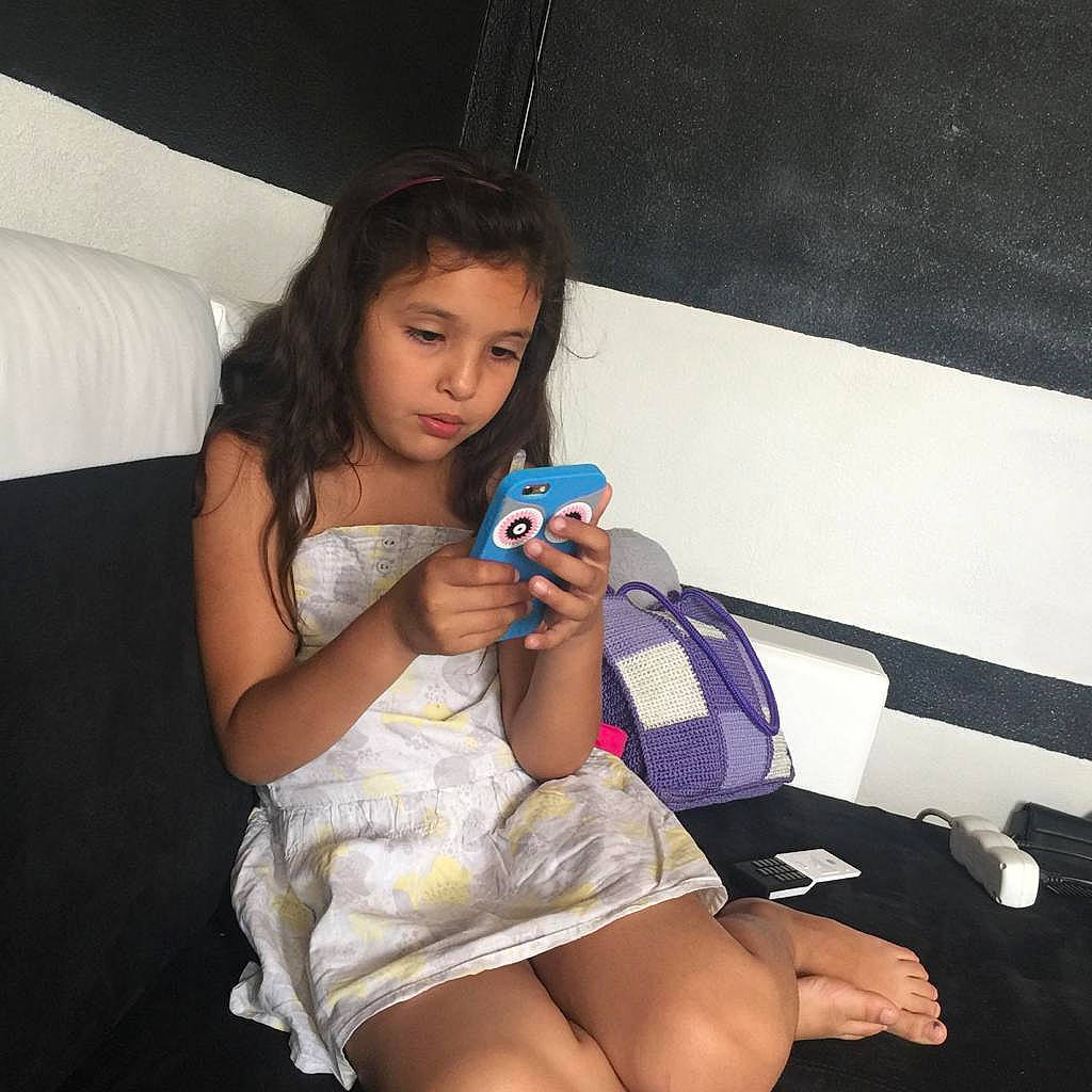 Celia a rejoint le concours — aidez-le/la à gagner de superbes lots ! arm, black_hair, comfort, couch, eyelash, fashion, finger, flash_photography, hand, happy, joint, knee, lap, leg, nail, person, shoulder, skin, thigh, thumb