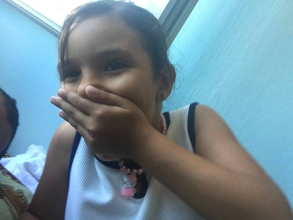 Celia participe au concours pour gagner de l'argent avec cette photo : arm, black_hair, cheek, chin, cool, ear, eyebrow, eyelash, gesture, happy, iris, lip, mouth, neck, nose, person, shoulder, skin, thumb, toddler