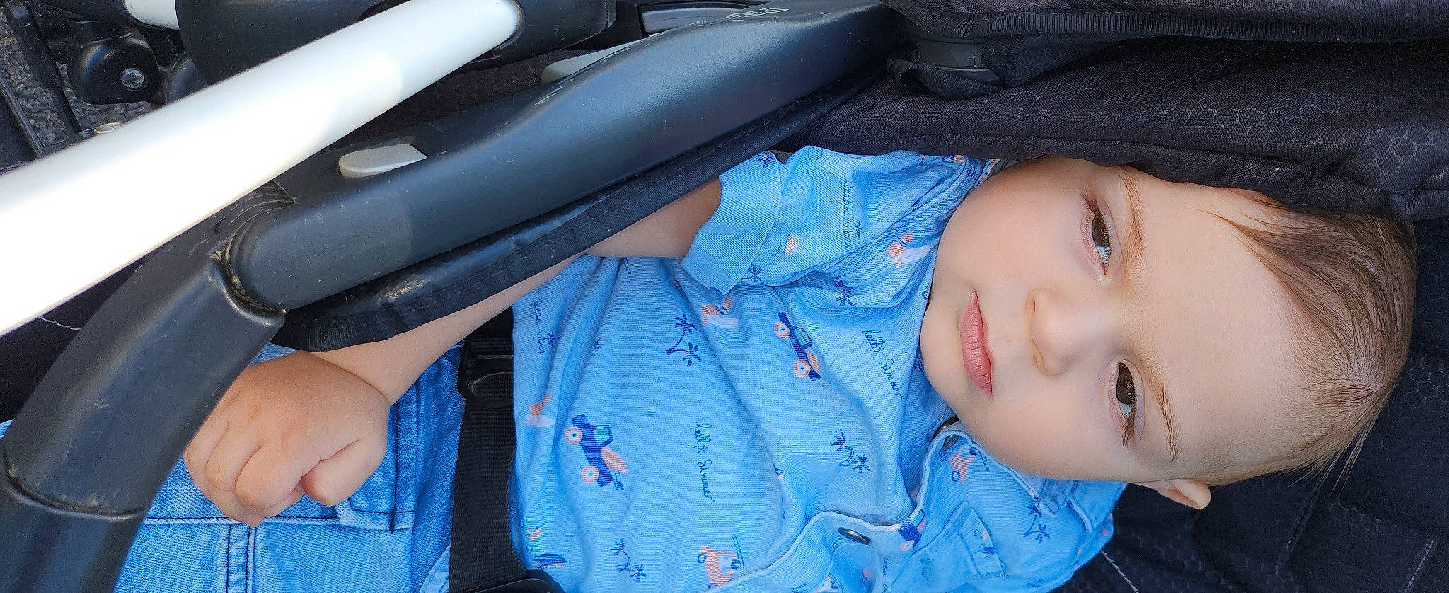 Eden participe au concours pour gagner de l'argent avec cette photo : auto_part, automotive_exterior, baby, baby_toddler_clothing, blue, bumper, car_seat, child, comfort, denim, electric_blue, family_car, gesture, human_leg, organ, person, personal_luxury_car, steering_wheel, toddler, vehicle_door