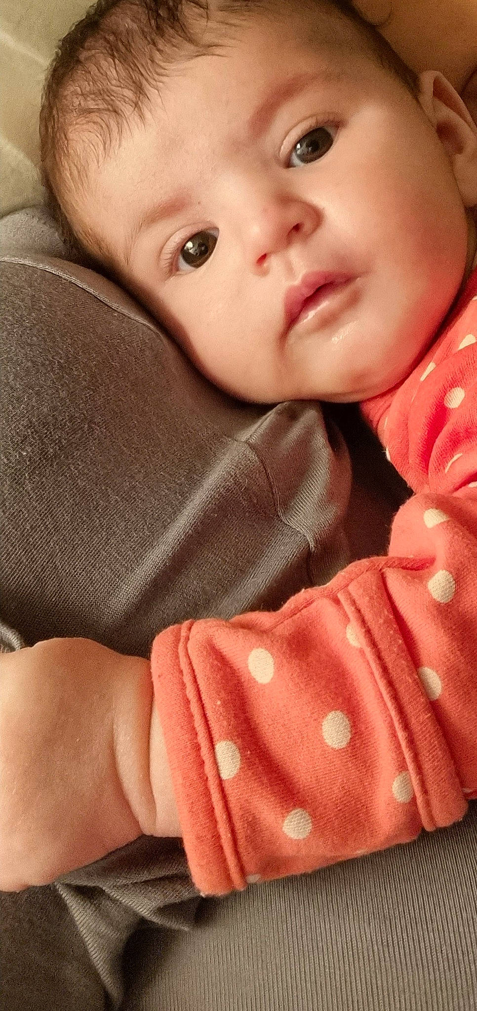 Dina a rejoint le concours — aidez-le/la à gagner de superbes lots ! baby, baby_toddler_clothing, cheek, chin, comfort, eyebrow, eyelash, face, finger, gesture, iris, lip, mouth, neck, nose, outerwear, person, pink, skin, sleeve