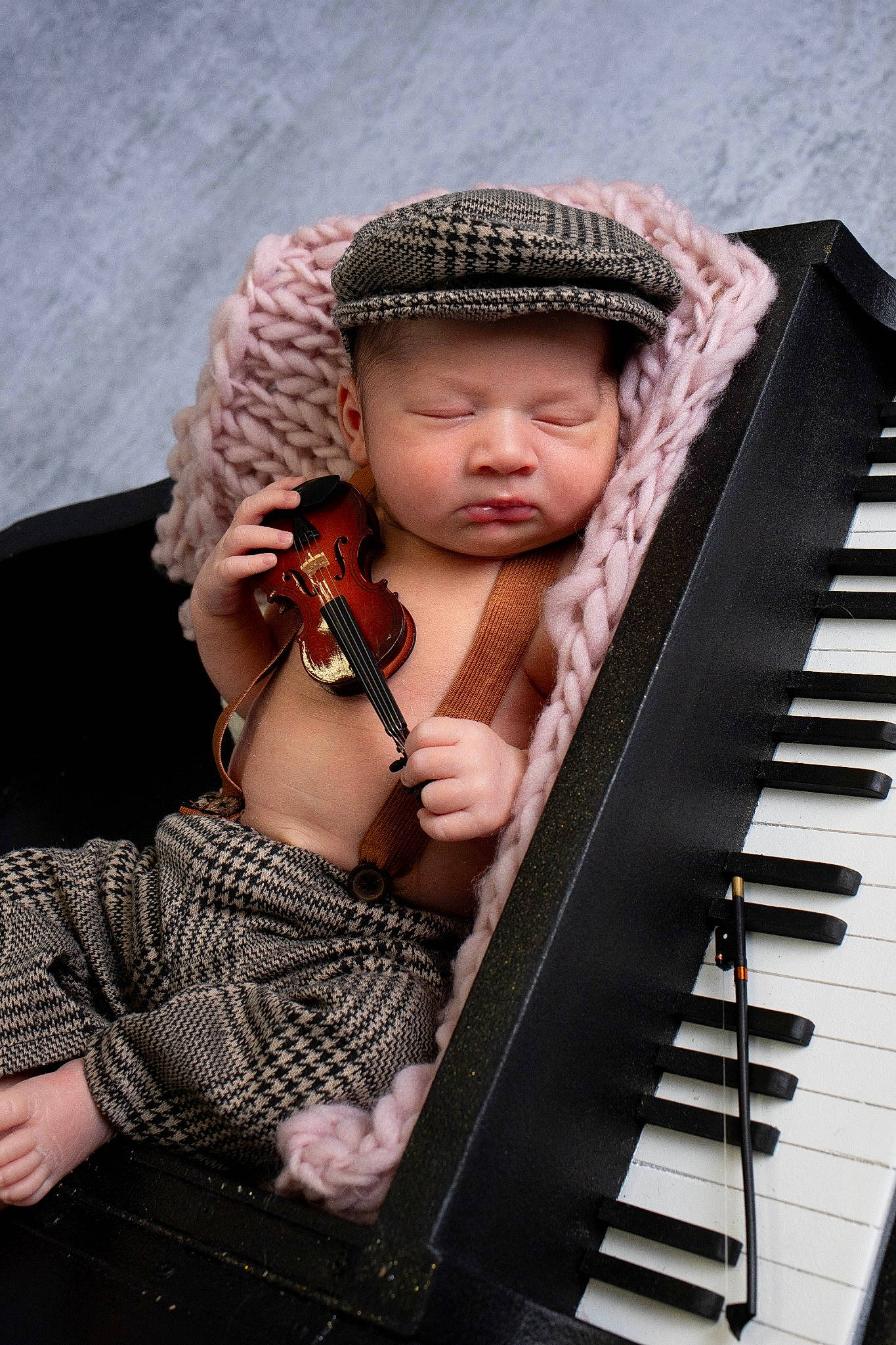 Timaé a rejoint le concours — aidez-le/la à gagner de superbes lots ! child, electronic_musical_instrument, fashion_accessory, flash_photography, hand, headwear, human_body, jazz_pianist, jewellery, keyboard, keyboard_player, musical_instrument, musical_keyboard, musician, person, pianist, piano, recital, sitting, skin