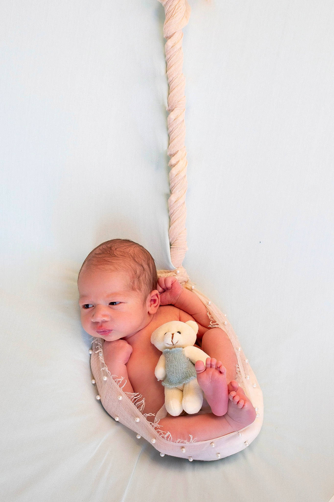 Timaé participe au concours pour gagner de l'argent avec cette photo : arm, art, baby, baby_products, baby_toddler_clothing, baby_toys, child, comfort, fashion_accessory, finger, flesh, hand, head, jewellery, peach, person, sitting, stomach, toddler, twig