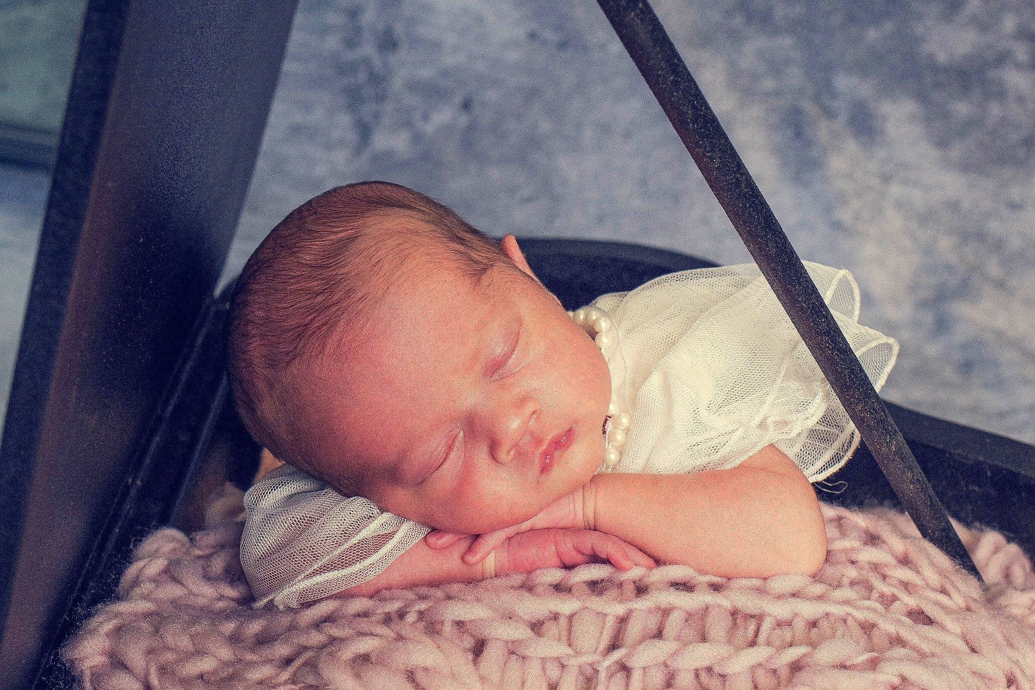 Anaé participe au concours pour gagner de l'argent avec cette photo : baby, baby_sleeping, baby_toddler_clothing, bedtime, cheek, child, comfort, eye, eyebrow, flash_photography, fun, grass, happy, iris, nap, nose, person, room, sitting, skin