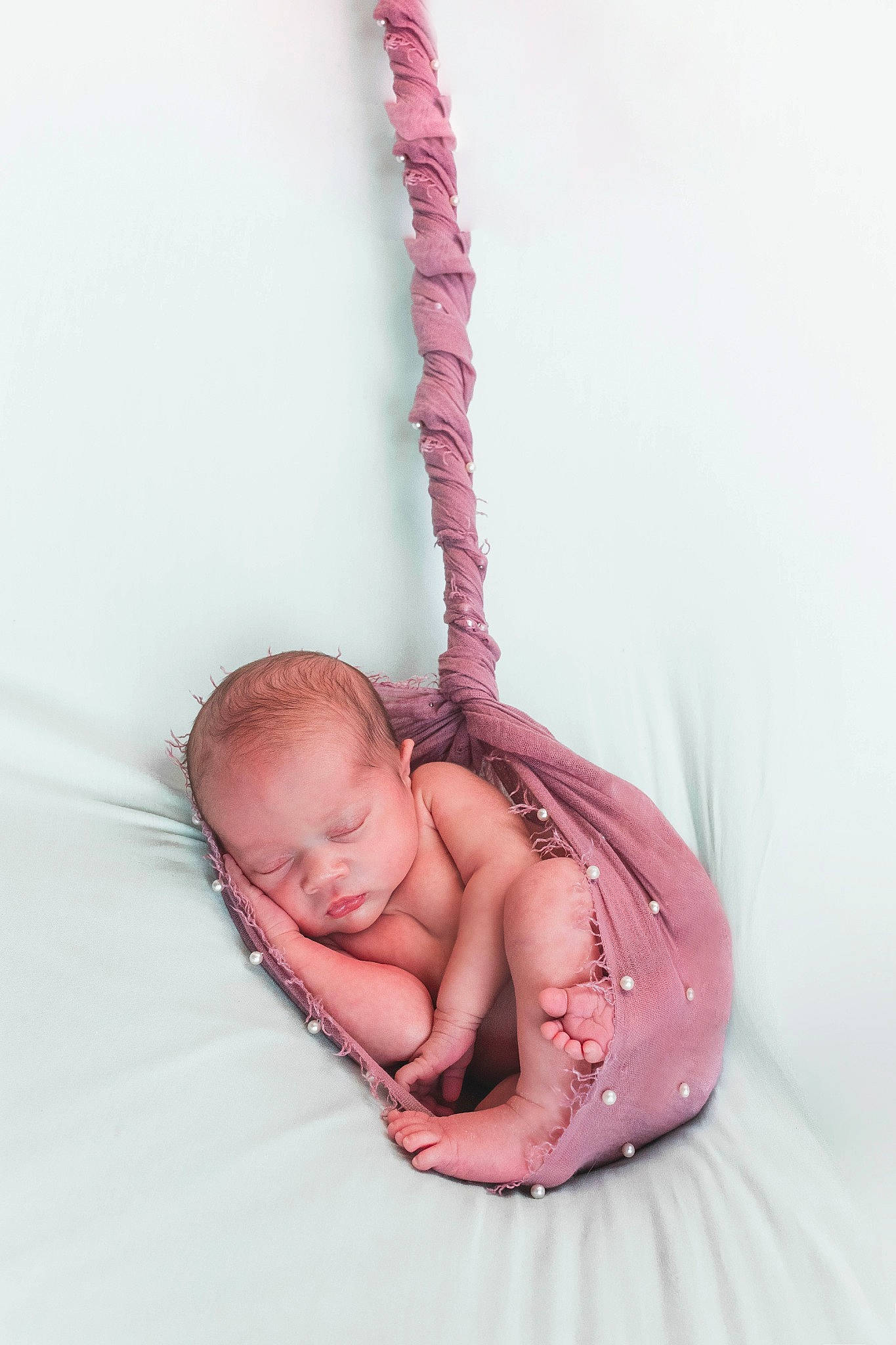 Anaé a rejoint le concours — aidez-le/la à gagner de superbes lots ! baby, baby_products, baby_toddler_clothing, bed, bedding, chest, comfort, fashion_accessory, flesh, foot, jewellery, linens, magenta, metal, person, pink, swing, thumb, toddler, twig