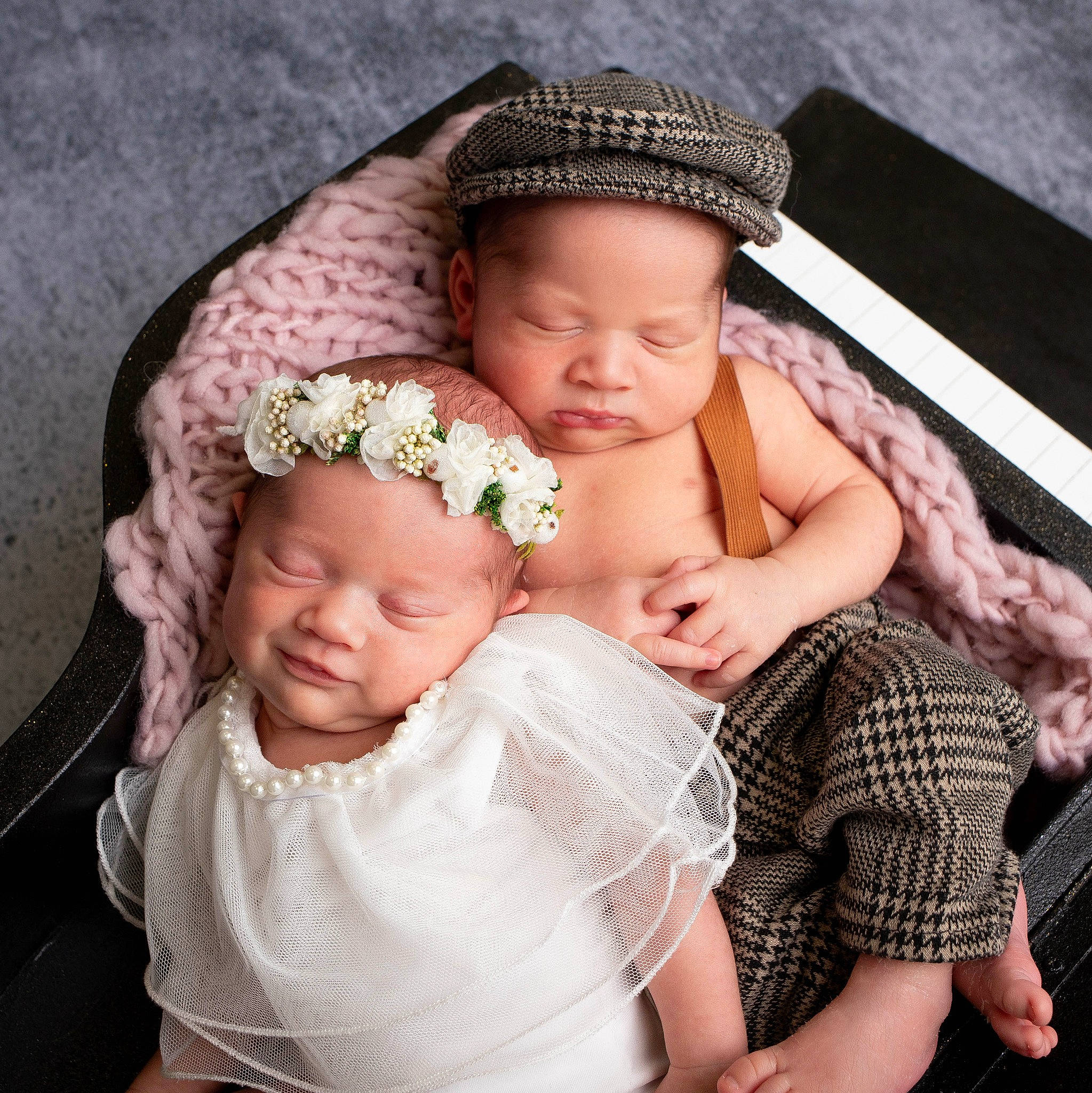 Anaé participe au concours pour gagner de l'argent avec cette photo : baby, baby_toddler_clothing, dress, eye, finger, flash_photography, gesture, happy, headband, headgear, headpiece, headwear, iris, jewellery, necklace, pattern, person, pink, skin, textile