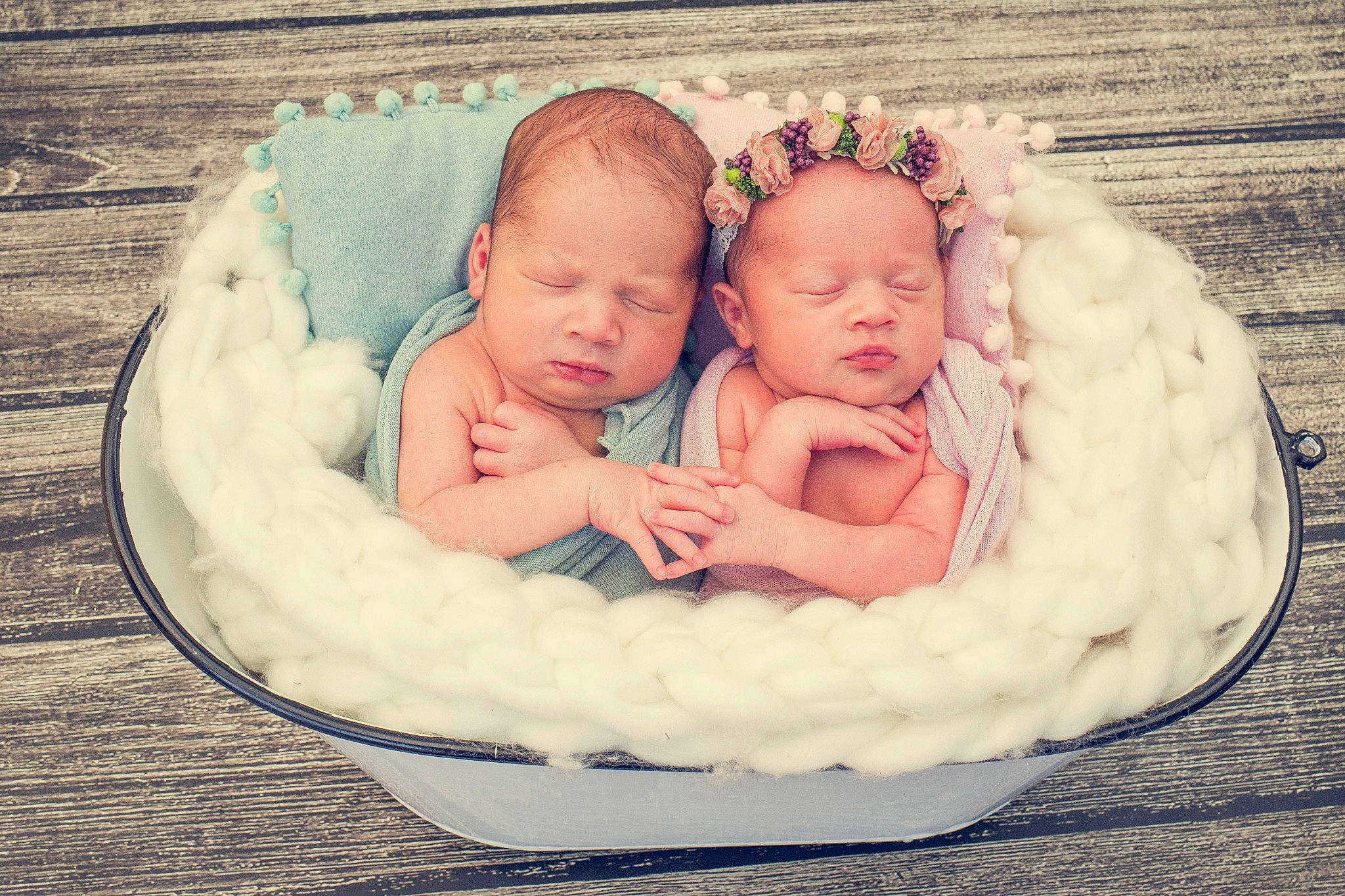 Anaé participe au concours pour gagner de l'argent avec cette photo : baby, baby_products, baby_sleeping, baby_toddler_clothing, basket, child, comfort, event, fashion_accessory, grass, happy, jewellery, linens, pattern, person, portrait_photography, product, sitting, sweetness, toddler