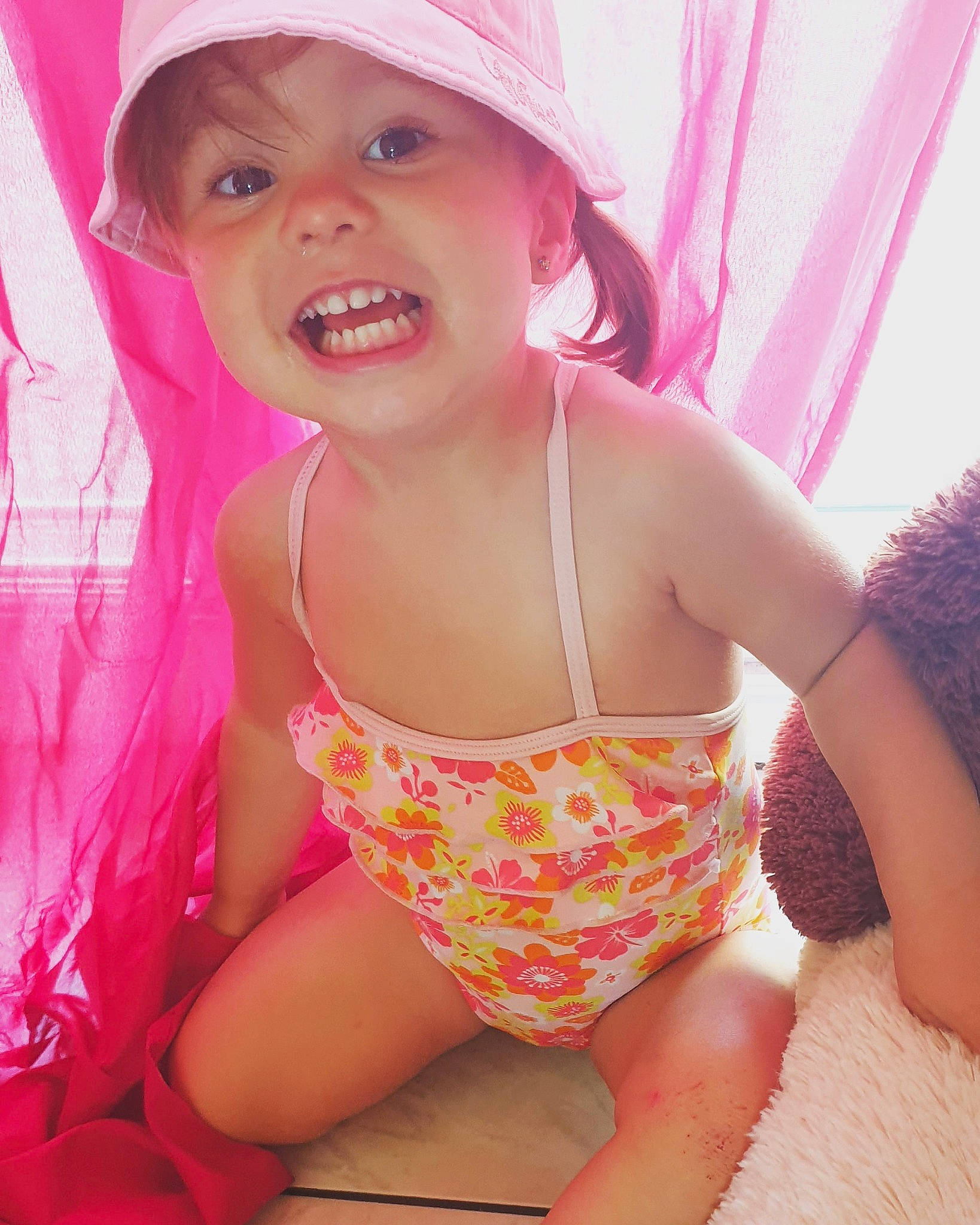 Leana participe au concours pour gagner de l'argent avec cette photo : baby, cheek, child, child_model, finger, headgear, headwear, lip, mouth, person, pink, play, skin, smile, toddler