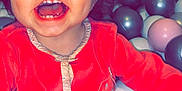 Lylou a rejoint le concours — aidez-le/la à gagner de superbes lots ! baby, babylaughing, balloon, bodypart, face, finger, hand, happy, head, inflatable, laughing, mouth, people, person, photography, portrait, purple, smile, sphere, teeth