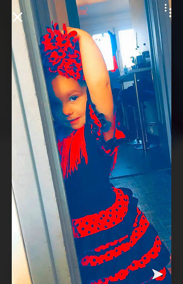 Lëana participe au concours pour gagner de l'argent avec cette photo : child_model, costume, costume_accessory, hair_accessory, headband, headpiece, headwear, person, red