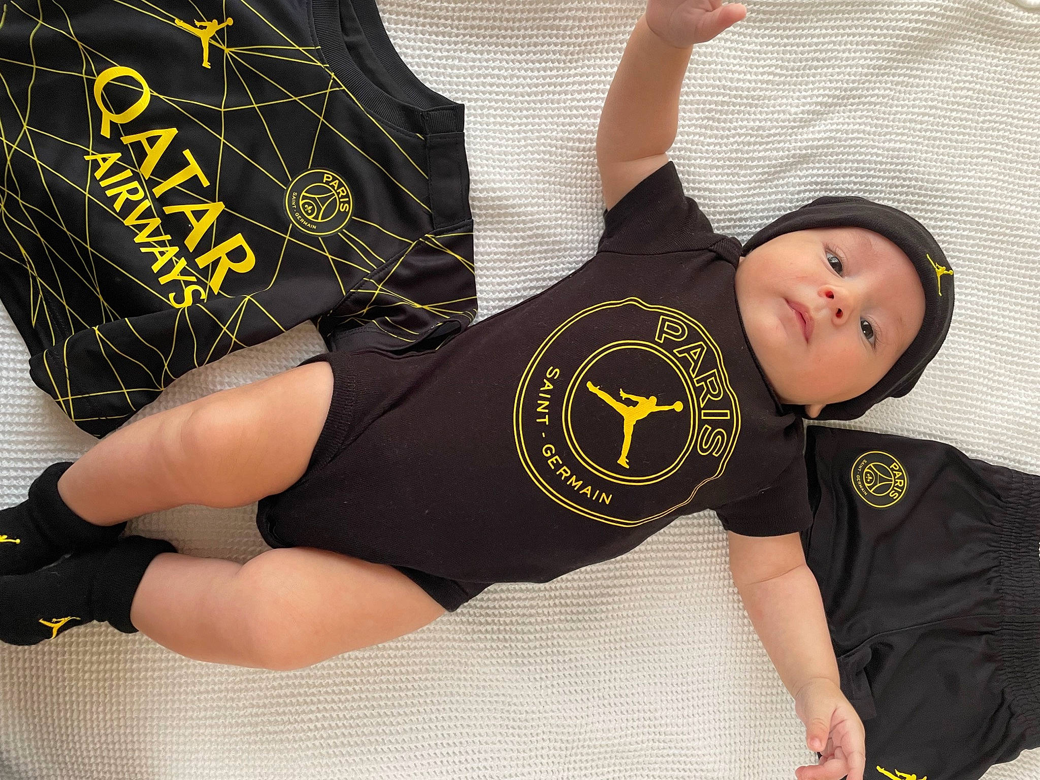 Dean participe au concours pour gagner de l'argent avec cette photo : chest, elbow, finger, font, gesture, headwear, human_leg, jersey, joint, knee, muscle, neck, pattern, person, shoulder, sleeve, sportswear, t_shirt, thigh, uniform