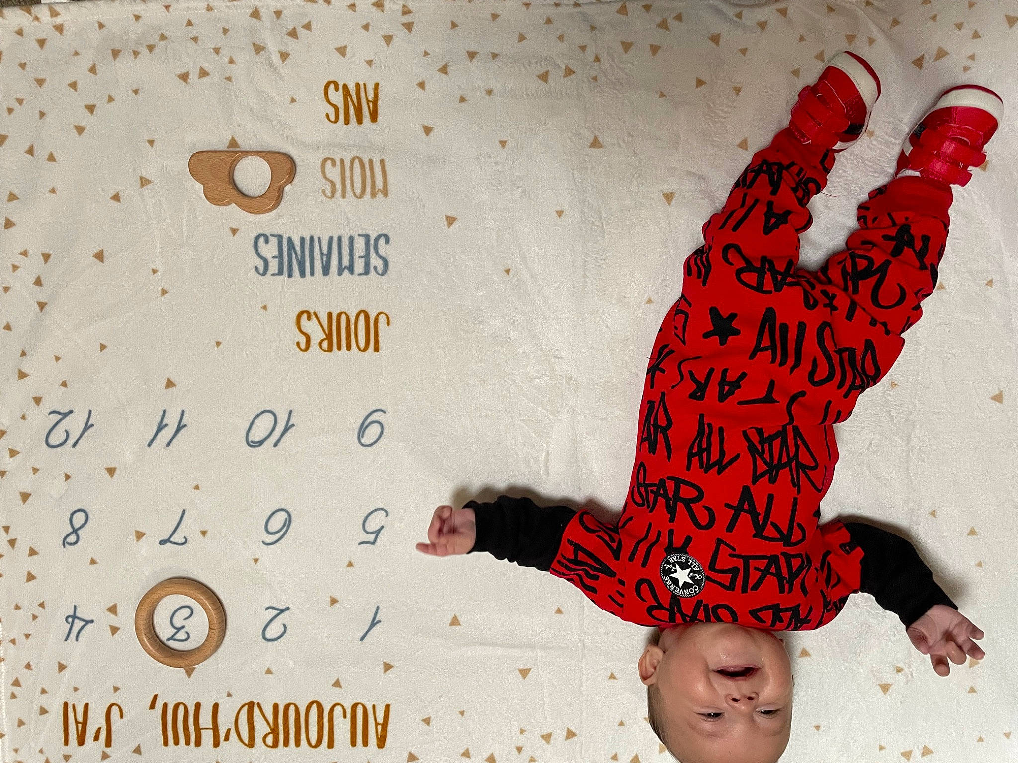 Dean participe au concours pour gagner de l'argent avec cette photo : art, carmine, finger, font, gesture, graphic_design, graphics, happy, illustration, logo, nail, organism, pattern, people_in_nature, person, sign_language, sleeve, thumb, visual_arts, white