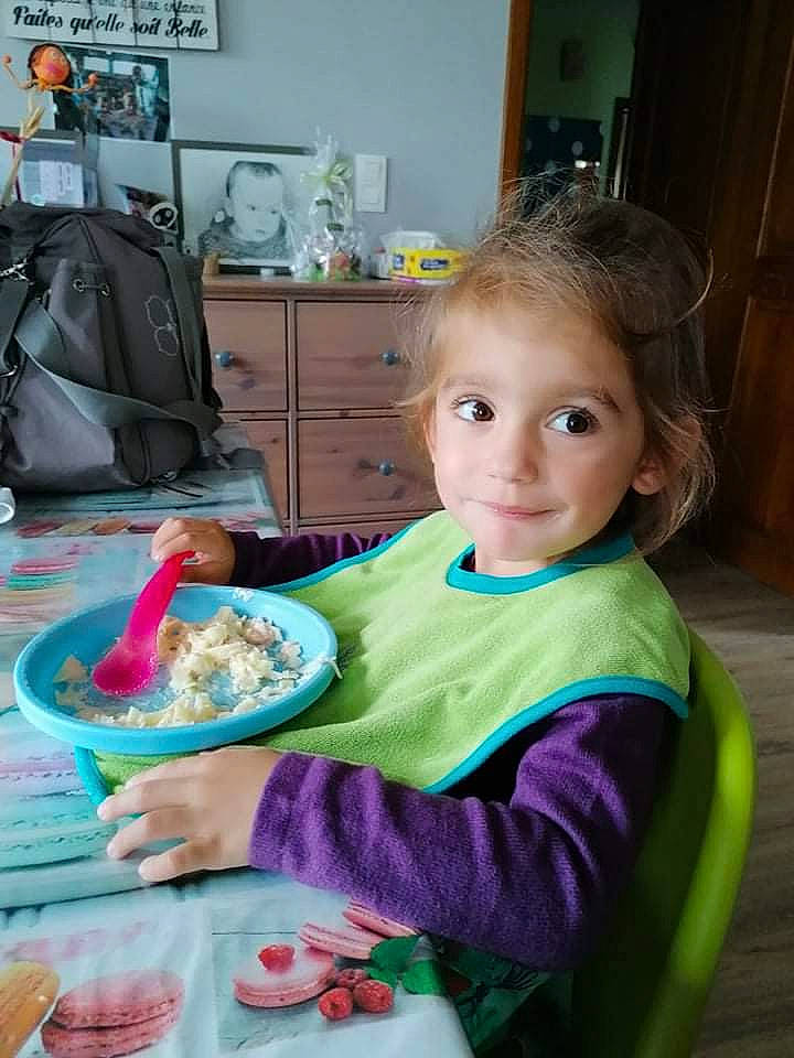 Emma participe au concours pour gagner de l'argent avec cette photo : baking, cabinetry, chair, child, comfort_food, cooking, cuisine, dessert, dish, food, fun, home_appliance, ingredient, joy, kitchen, kitchen_appliance, person, plate, recipe, room