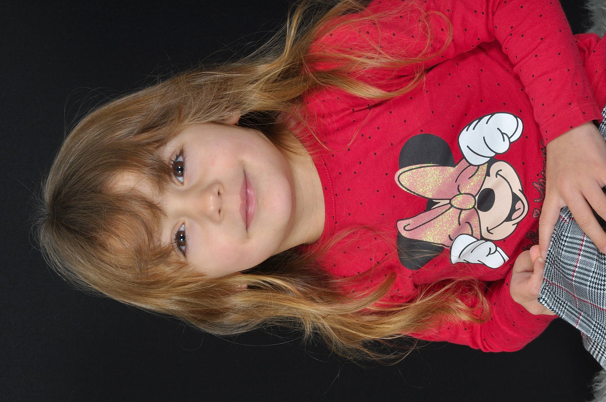 Emma participe au concours pour gagner de l'argent avec cette photo : blond, brown_hair, cheek, child, eye, eyelash, facial_expression, flash_photography, fun, happy, iris, joy, lip, long_hair, mouth, nail, nose, person, pink, skin