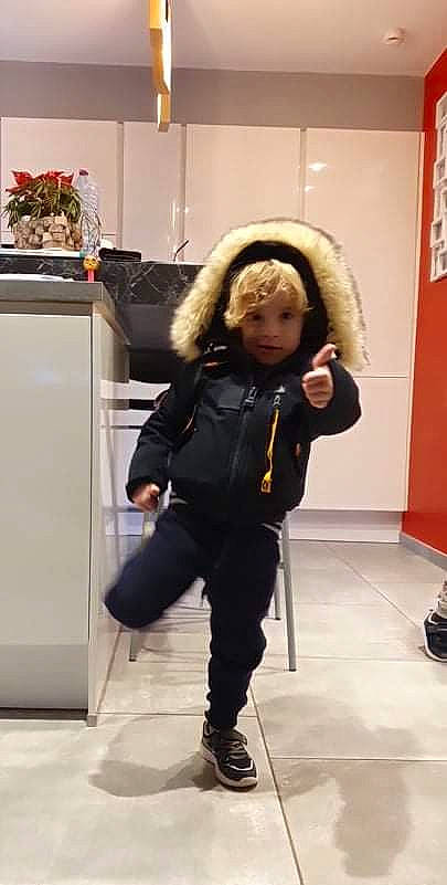 Florian a rejoint le concours — aidez-le/la à gagner de superbes lots ! cabinetry, child, fashion_design, flooring, fur, home_appliance, jacket, kitchen, kitchen_appliance, knee, major_appliance, person, personal_protective_equipment, shoe, sleeve, sneakers, sportswear, standing, street_fashion, thigh