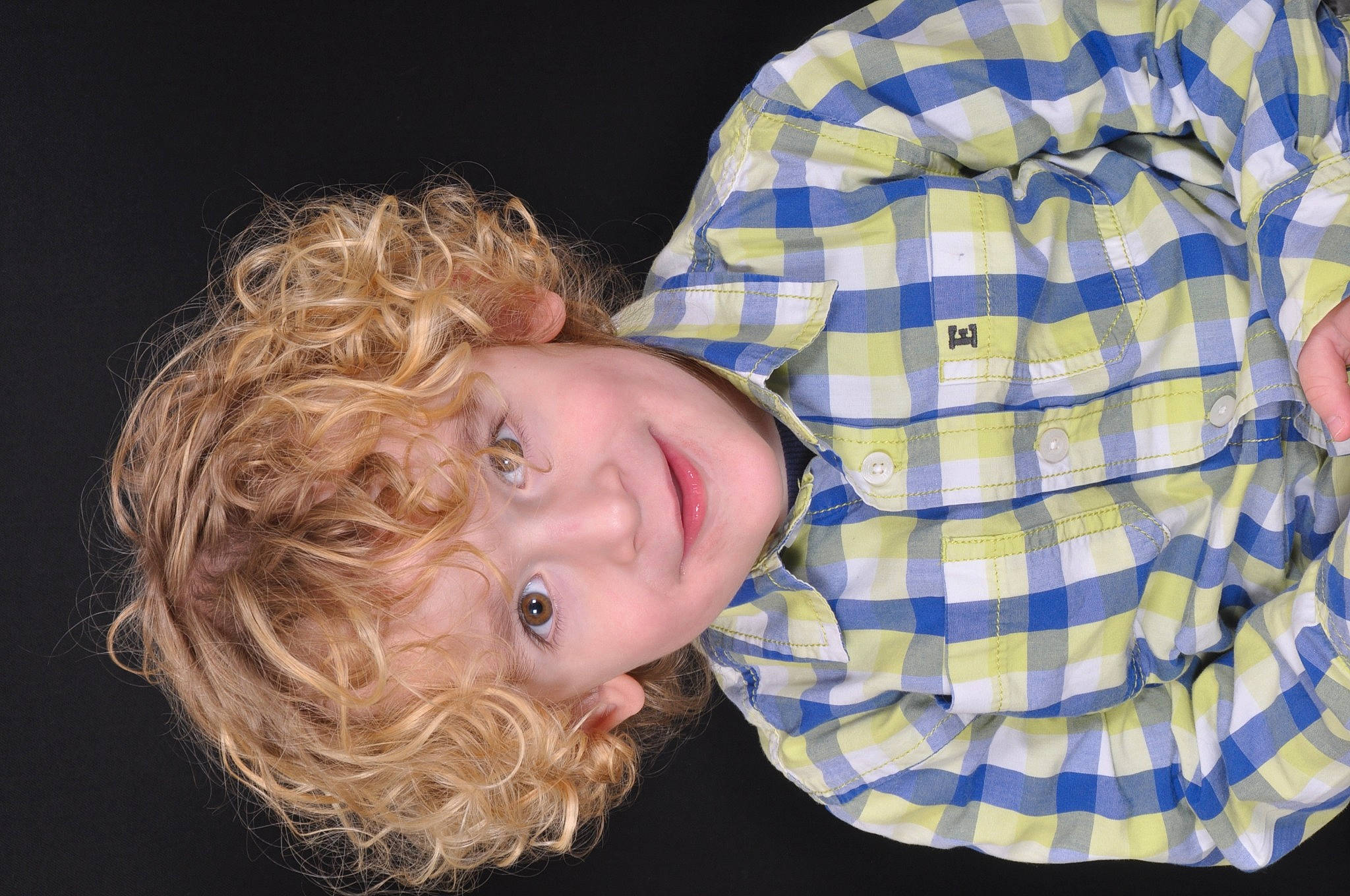 Florian a rejoint le concours — aidez-le/la à gagner de superbes lots ! cheek, child, dress_shirt, ear, fun, gesture, grass, happy, jaw, joy, laugh, neck, nose, pattern, person, plaid, portrait_photography, sleeve, smile, t_shirt