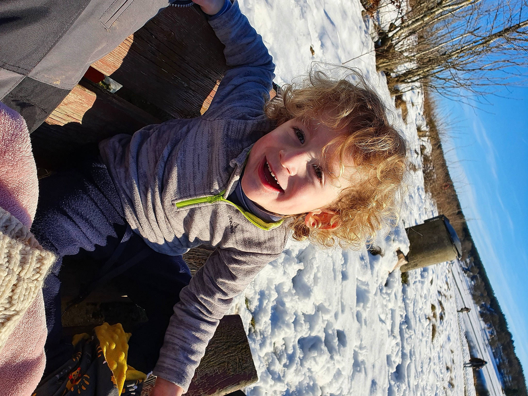 Florian participe au concours pour gagner de l'argent avec cette photo : beauty, blue, cool, daytime, electric_blue, freezing, fun, grass, happy, human, joy, leisure, people_in_nature, person, recreation, sky, smile, snow, sunlight, tree