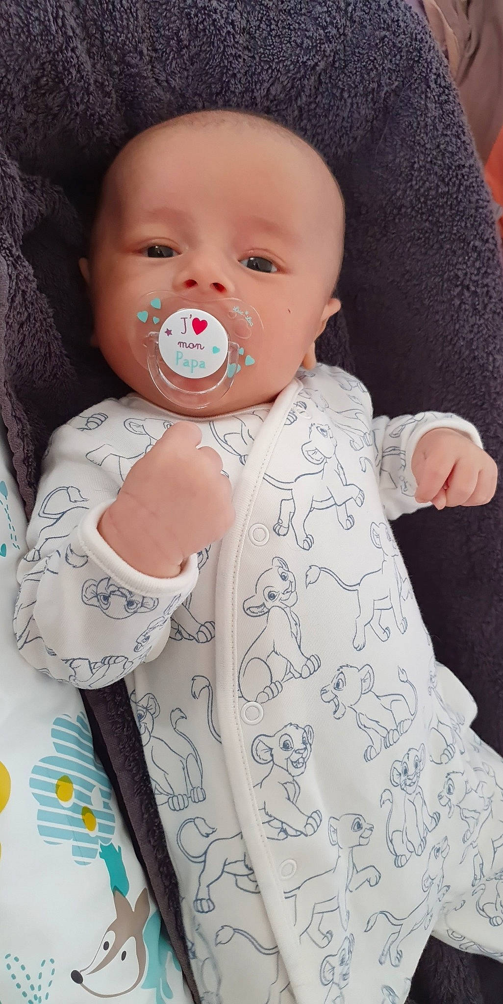 Calvin participe au concours pour gagner de l'argent avec cette photo : baby, baby_toddler_clothing, cheek, chin, collar, eyelash, face, happy, iris, lip, neck, nose, outerwear, person, pink, skin, sleeve, t_shirt, textile, toddler