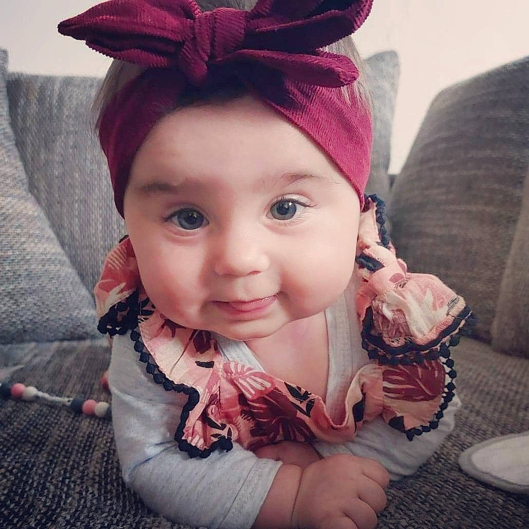 Yumi participe au concours pour gagner de l'argent avec cette photo : baby_toddler_clothing, cheek, cool, ear, eye, eyebrow, eyelash, gesture, hairstyle, happy, headwear, iris, lip, mouth, neck, outerwear, person, pink, purple, skin