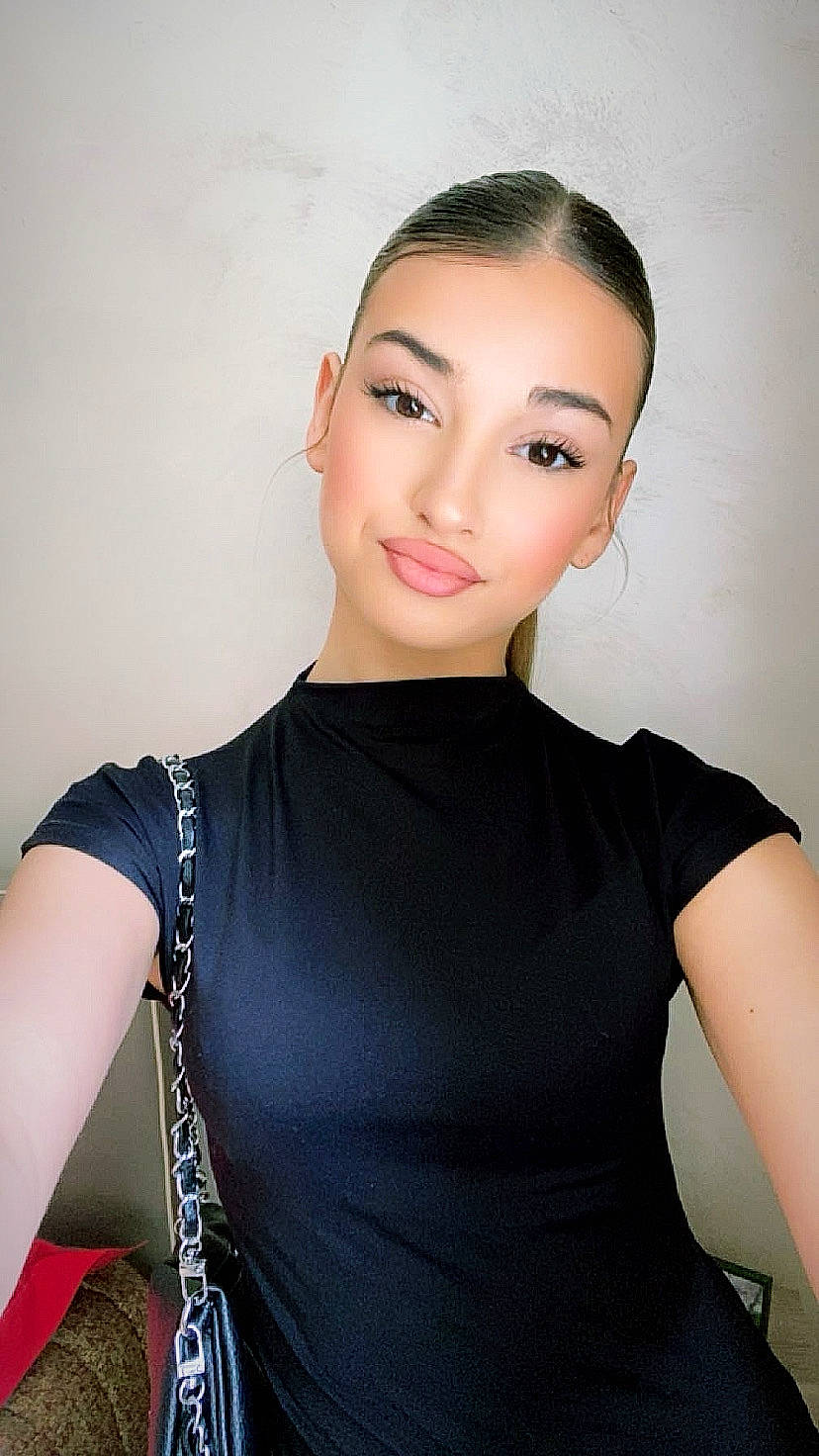 Juliette a rejoint le concours — aidez-le/la à gagner de superbes lots ! black_hair, chest, day_dress, dress, eyelash, fashion_design, flash_photography, jewellery, joint, lip, makeover, neck, one_piece_garment, person, shoulder, skin, sleeve, smile, thigh, trunk