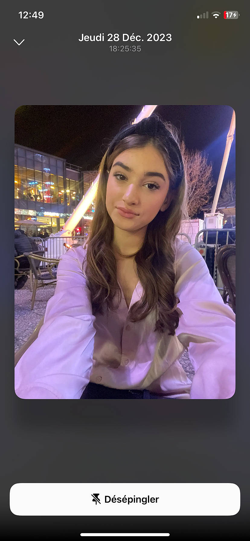 Juliette participe au concours pour gagner de l'argent avec cette photo : black_hair, brown_hair, display_device, electric_blue, eyelash, fashion_design, fashion_model, flash_photography, formal_wear, gadget, jaw, layered_hair, lip, long_hair, magenta, neck, person, purple, sleeve, thigh