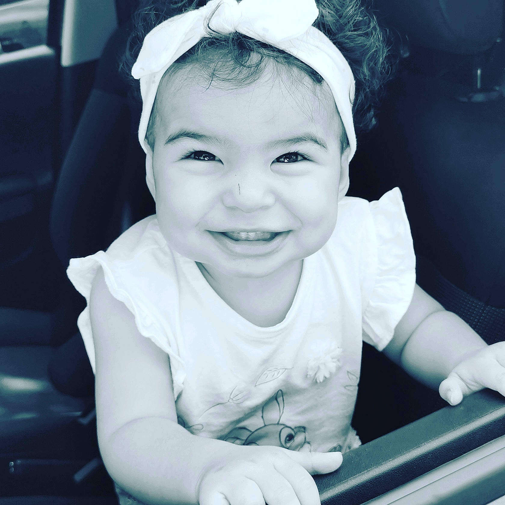 Séléna a rejoint le concours — aidez-le/la à gagner de superbes lots ! beauty, black_and_white, child, child_model, cool, eye, face, facial_expression, hairstyle, happy, head, headgear, joy, laugh, monochrome, person, photography, skin, smile, snapshot