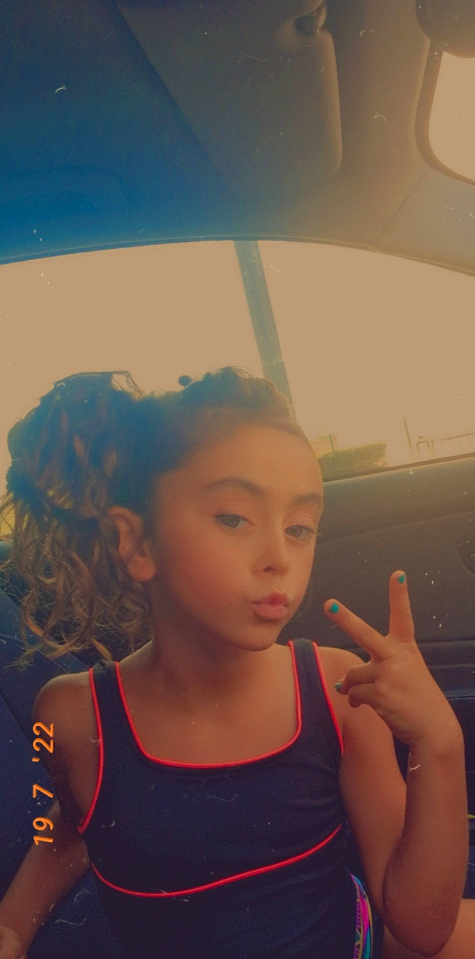 Louciana a rejoint le concours — aidez-le/la à gagner de superbes lots ! arm, car, chin, cool, ear, eye, eyebrow, facial_expression, flash_photography, gesture, hair, hairstyle, happy, head, neck, person, shoulder, skin, standing, sunlight