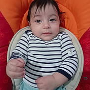 Jad a rejoint le concours — aidez-le/la à gagner de superbes lots ! baby, blue_pants, child, clothing, cushion, cute, expression, face, hands, indoors, infant, looking, orange, person, portrait, red, seat, sitting, striped_shirt, young