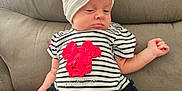 Luna a rejoint le concours — aidez-le/la à gagner de superbes lots ! baby, infant, striped_clothing, headband, bow, flower_design, couch, furniture, sitting, cute, child, young, indoors, portrait, expression, small_hand, comfortable, casual_wear, resting, soft_texture