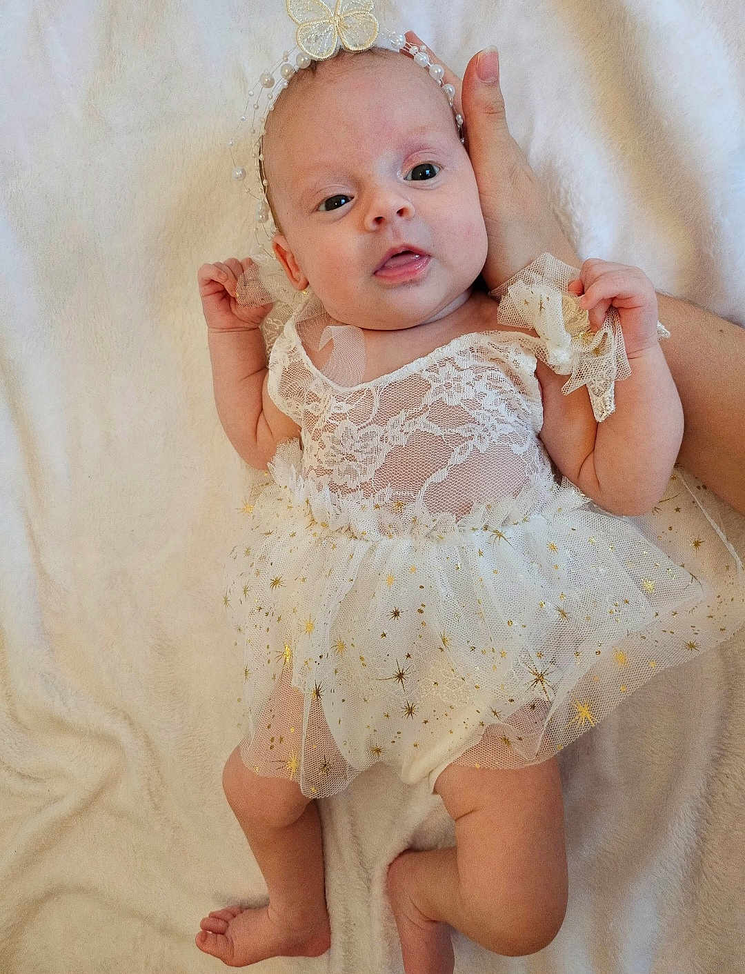 Luna a rejoint le concours — aidez-le/la à gagner de superbes lots ! baby, infant, child, lace, tutu, dress, headband, hand, white_blanket, soft_texture, gold_specks, cute, portrait, lying_down, newborn, delicate, adorable, face, expression, skin