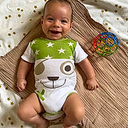 Lilian participe au concours pour gagner de l'argent avec cette photo : baby, smiling, onesie, toy, blanket, star_pattern, infant, cute, happy, lying_down, colorful, plastic_ball, child, playful, indoors, soft_texture, toddler, cheerful, face, small