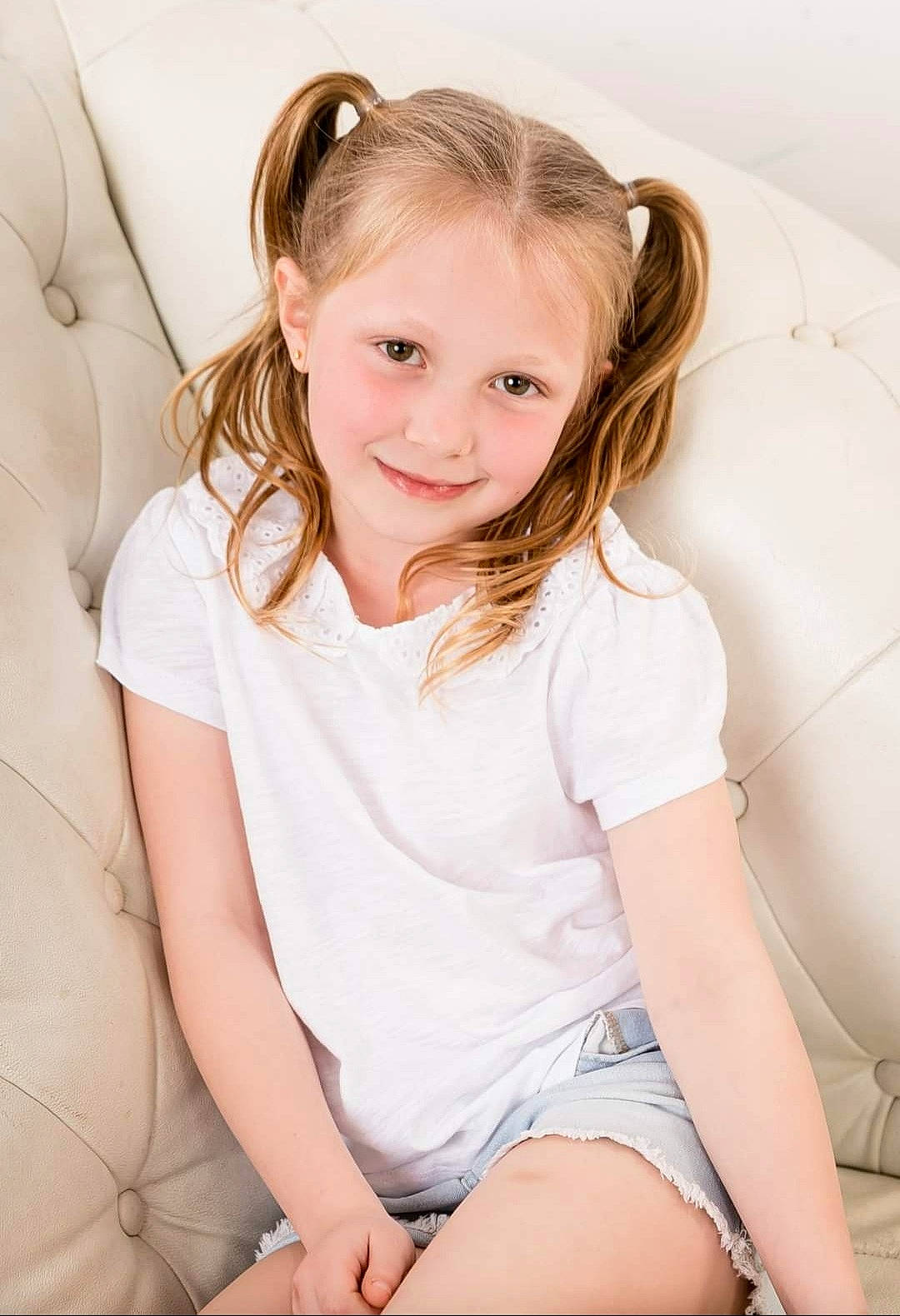 Sophie is registered to the contest to win money with this photo: blond, comfort, elbow, eyelash, flash_photography, hair, happy, human_leg, joy, knee, leg, long_hair, neck, person, shorts, shoulder, skin, sleeve, smile, thigh