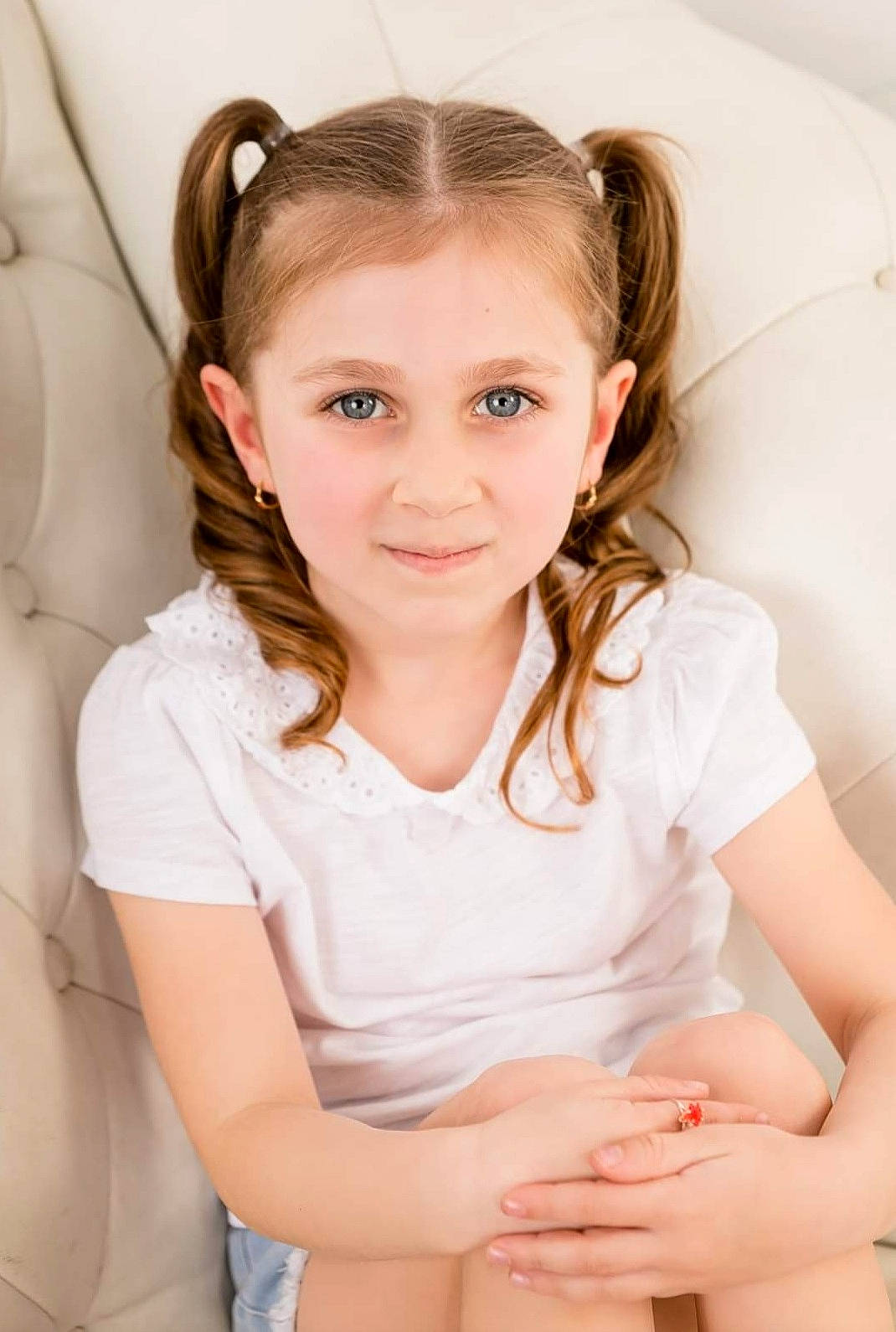 Ayva is registered to the contest to win money with this photo: cheek, comfort, dress, ear, eye, eyelash, flash_photography, gesture, hair, hairstyle, hand, head, human_body, joy, lip, neck, person, shoulder, skin, sleeve