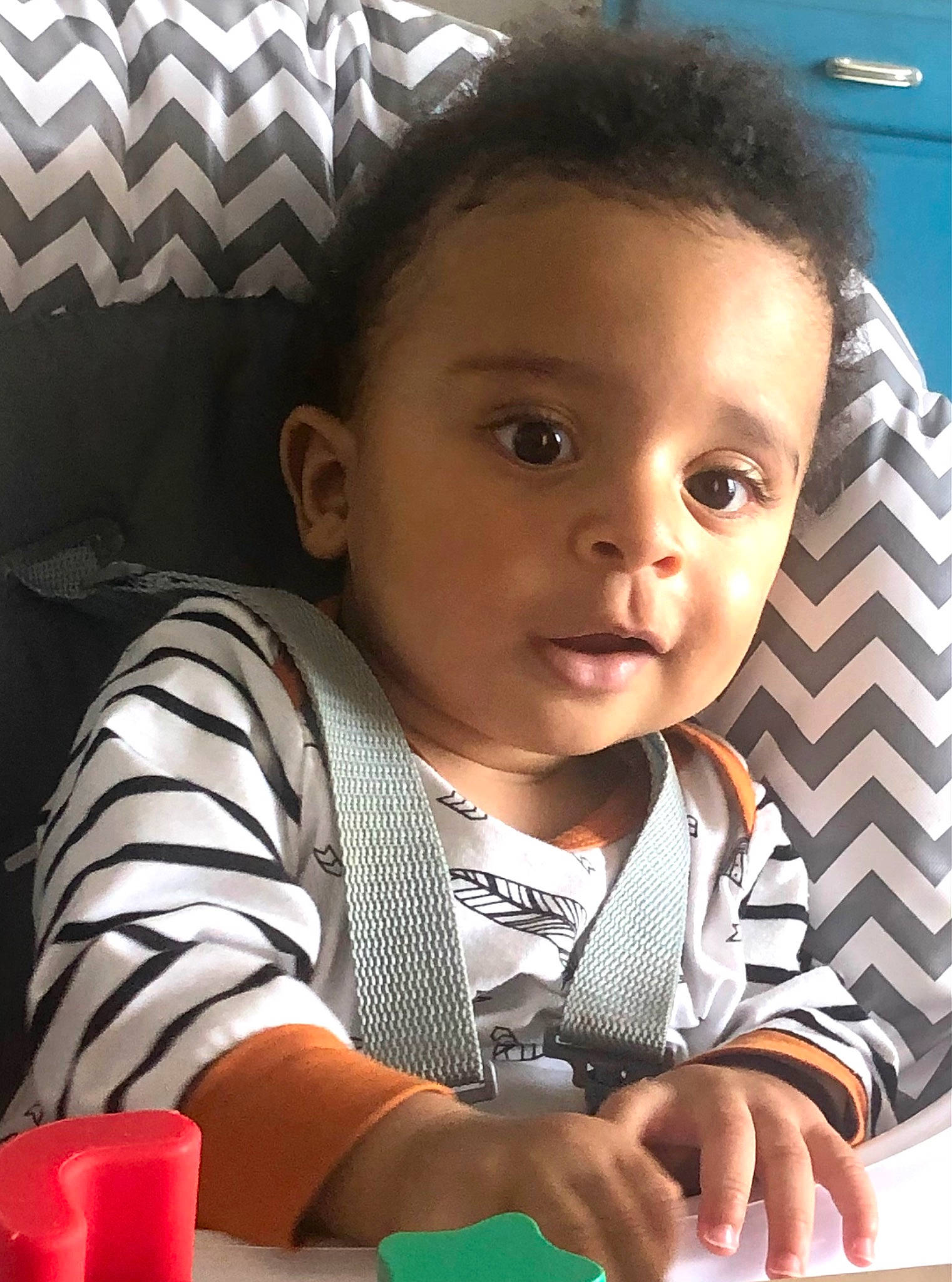 Jody a rejoint le concours — aidez-le/la à gagner de superbes lots ! baby, baby_toddler_clothing, cheek, child, chin, cool, eyebrow, facial_expression, finger, forehead, fun, happy, iris, nose, person, room, sitting, skin, snapshot, t_shirt