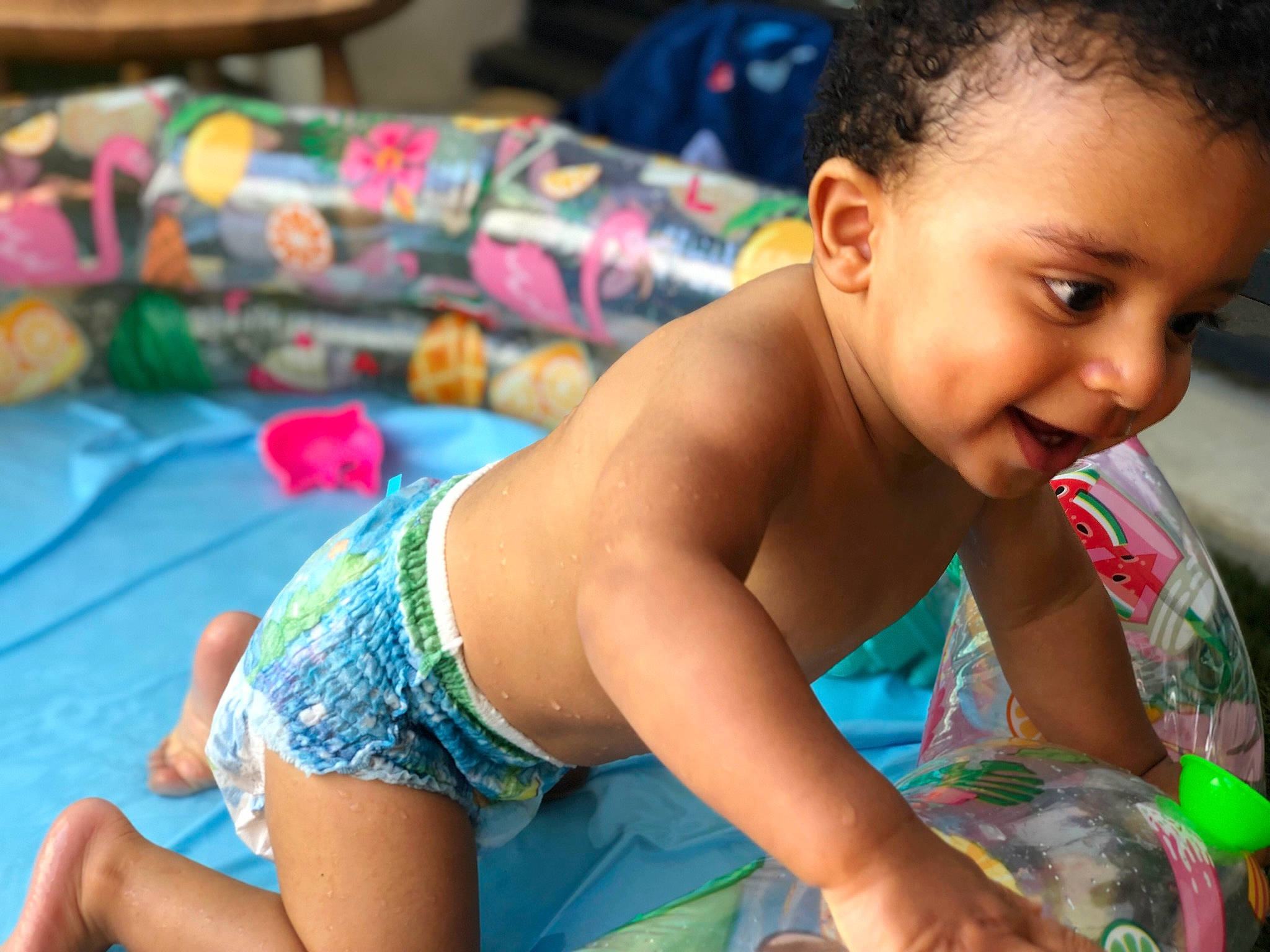 Jody a rejoint le concours — aidez-le/la à gagner de superbes lots ! abdomen, baby, barechested, barefoot, black_hair, chest, child, event, fun, happy, human_body, human_leg, leisure, mouth, person, play, sitting, smile, thigh, toddler