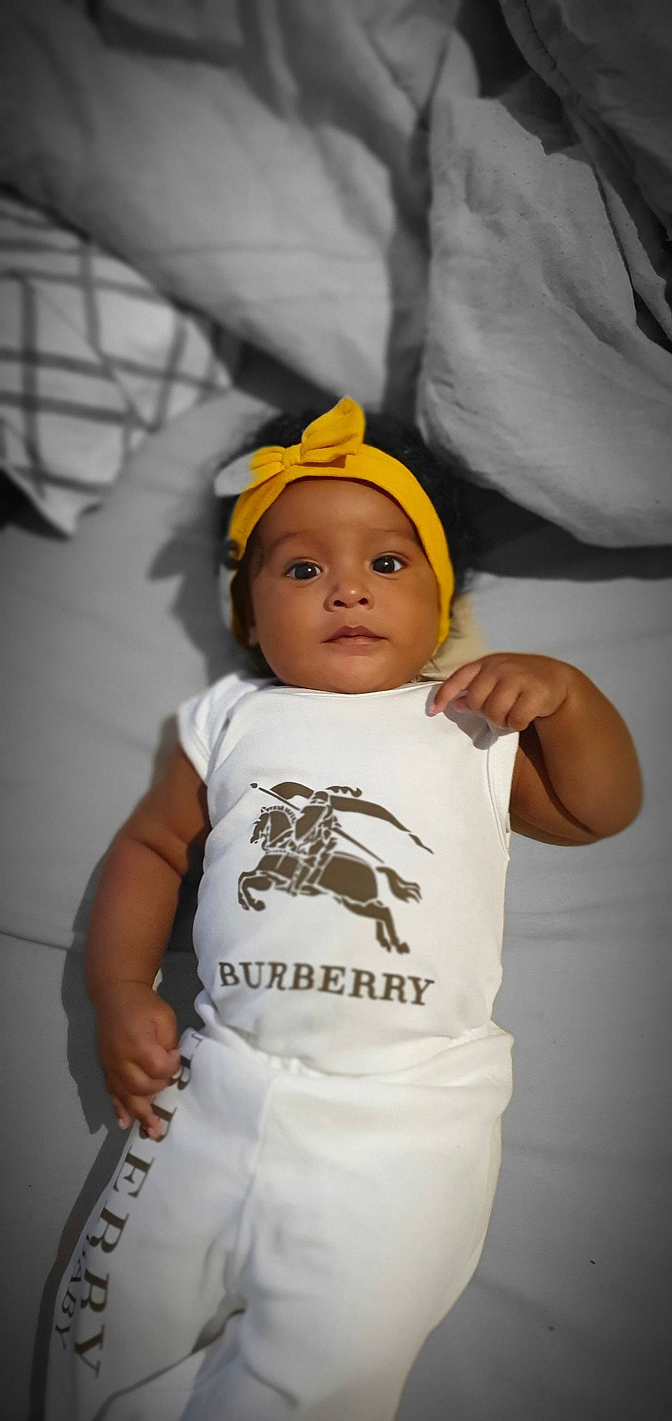 Talya a rejoint le concours — aidez-le/la à gagner de superbes lots ! baby, child, cool, fun, headgear, headwear, person, product, smile, t_shirt, toddler, white, yellow