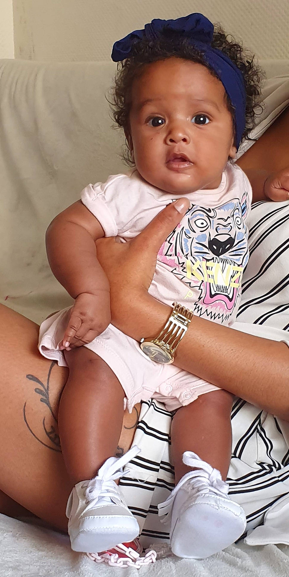 Talya participe au concours pour gagner de l'argent avec cette photo : baby, child, human_leg, leg, person, thigh, toddler