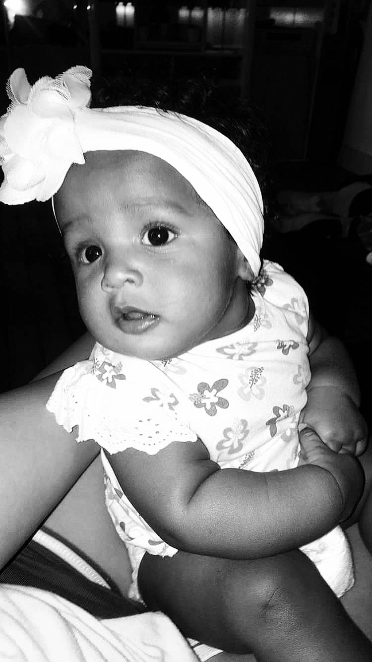 Talya participe au concours pour gagner de l'argent avec cette photo : baby, black, black_and_white, cheek, child, eye, face, head, headgear, iris, lip, monochrome, monochrome_photography, people, person, photograph, photography, skin, smile, toddler