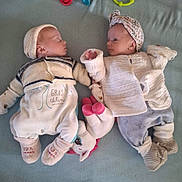 éva Et ève participe au concours pour gagner de l'argent avec cette photo : awake, baby, bedroom, blanket, child, cozy, cute, cuteness, face, headwear, infant, knitwear, lying_down, mittens, newborn, siblings, sleeping, soft, toy, unicorn