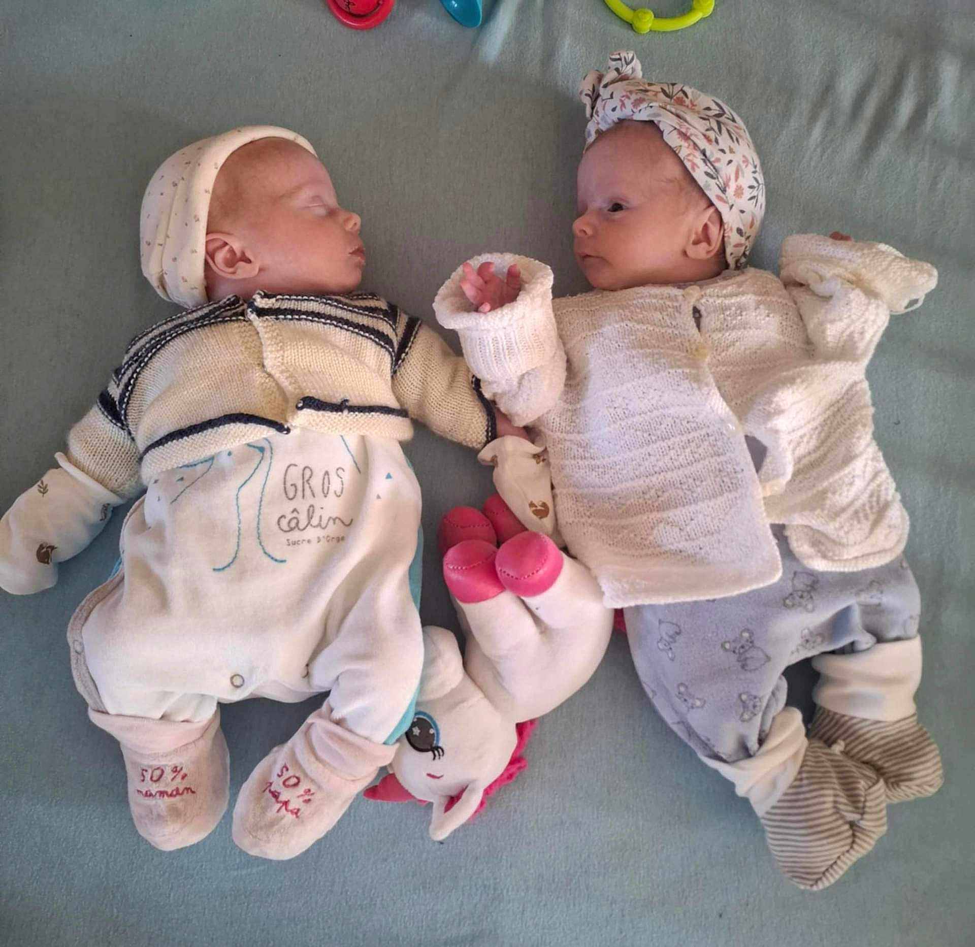 éva Et ève participe au concours pour gagner de l'argent avec cette photo : awake, baby, bedroom, blanket, child, cozy, cute, cuteness, face, headwear, infant, knitwear, lying_down, mittens, newborn, siblings, sleeping, soft, toy, unicorn