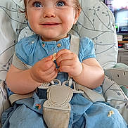 Lucy participe au concours pour gagner de l'argent avec cette photo : baby, blue_dress, child, close_up, cute, eyes, face, food_crumbs, furniture, hands, happy, high_chair, home, indoor, person, plush_chair, portrait, seat_belt, smiling, young_child