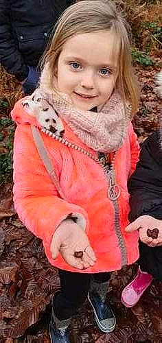 Fleuryne a rejoint le concours — aidez-le/la à gagner de superbes lots ! child, fashion_accessory, fur, fur_clothing, grass, happy, joy, pattern, person, pink, plant, portrait_photography, scarf, shawl, sleeve, smile, stole, textile, toddler, winter