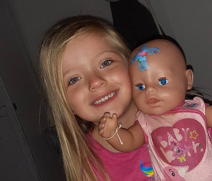 Fleuryne a rejoint le concours — aidez-le/la à gagner de superbes lots ! blond, cheek, child, doll, ear, eyebrow, eyelash, fashion_accessory, flash_photography, fun, gesture, happy, iris, joy, lip, magenta, nose, person, skin, smile